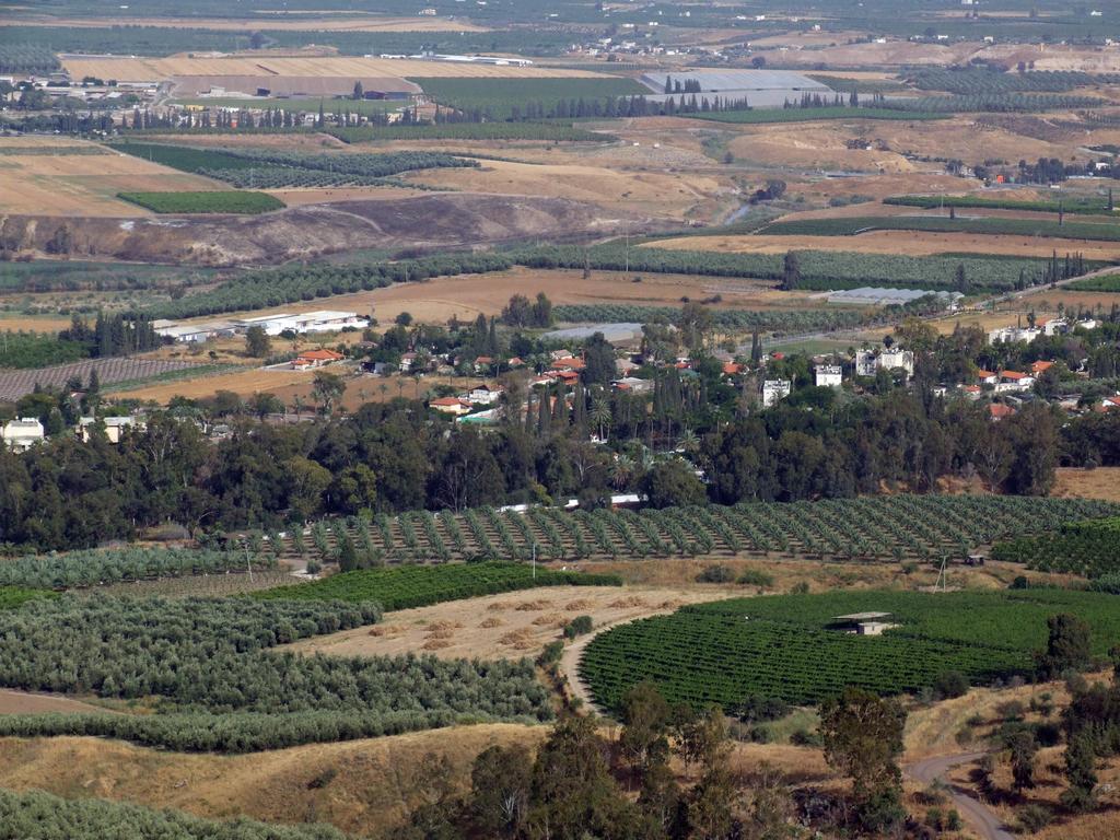 Jordan Valley One Room Apartment Menahemya Bagian luar foto
